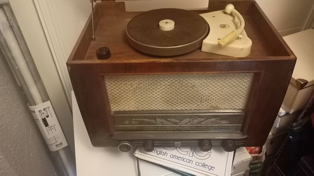 Radio Philips antigua con tocadiscos