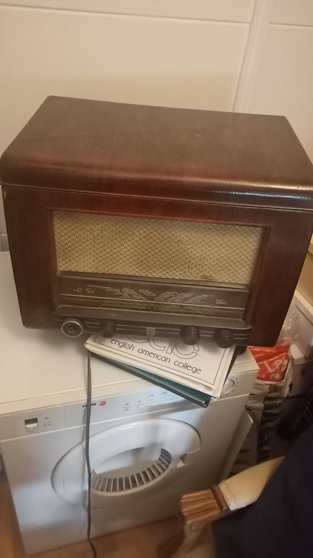 Radio Philips antigua con tocadiscos