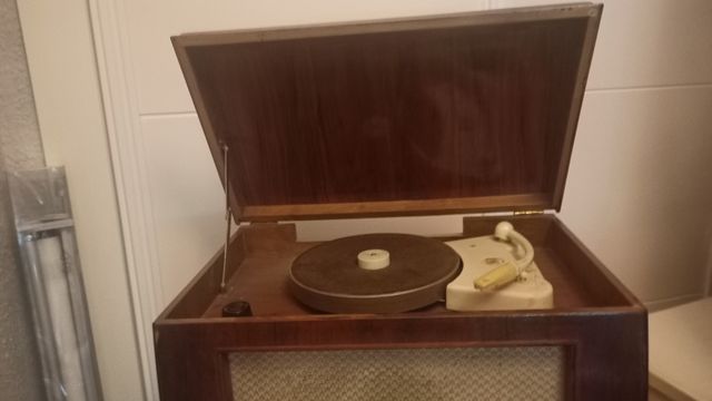 Radio Philips antigua con tocadiscos