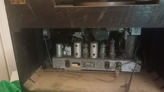 Radio Philips antigua con tocadiscos