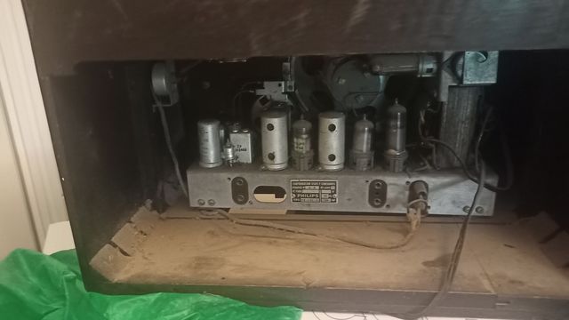 Radio Philips antigua con tocadiscos