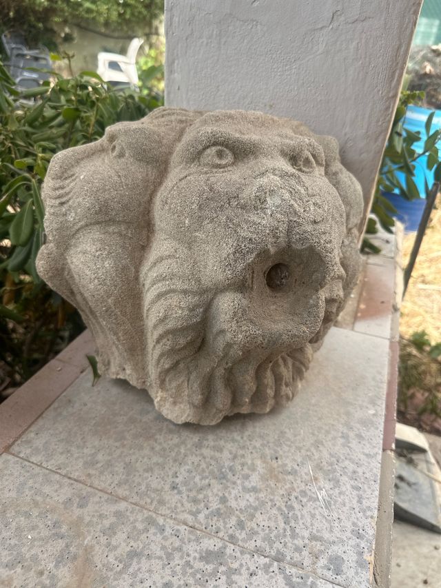 Cabeza de león piedra antigua