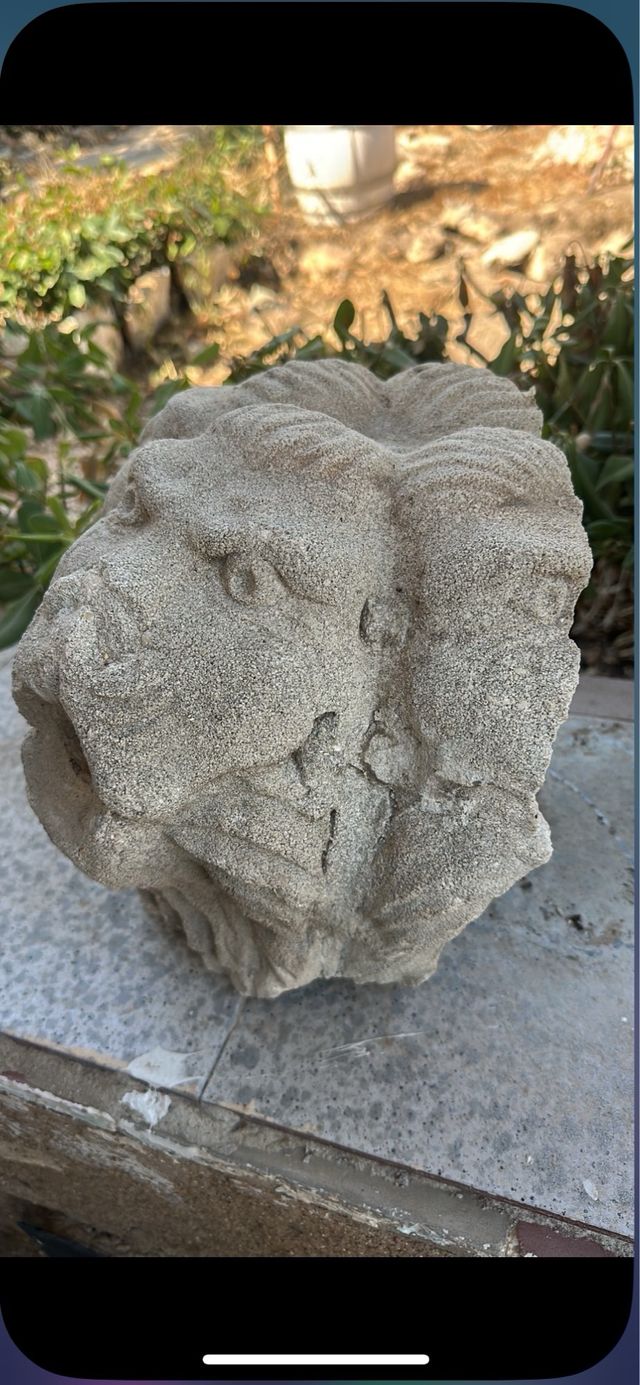 Cabeza de león piedra antigua