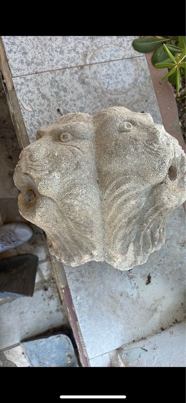 Cabeza de león piedra antigua