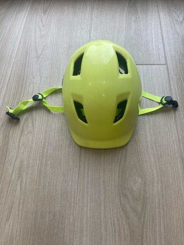 Casco bici niño/a verde lima de la marca BTWIN