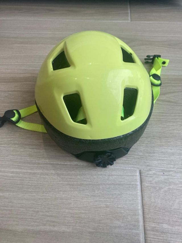 Casco bici niño/a verde lima de la marca BTWIN