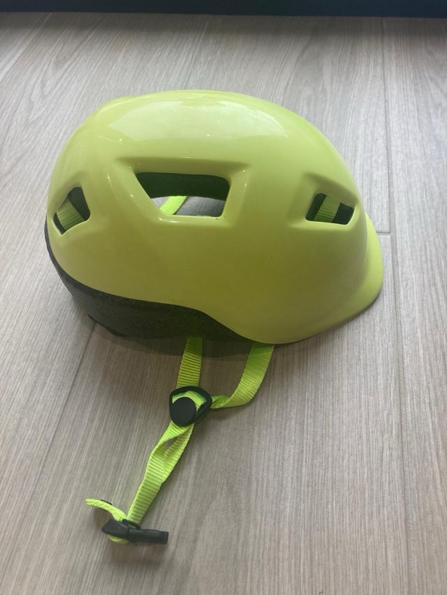 Casco bici niño/a verde lima de la marca BTWIN