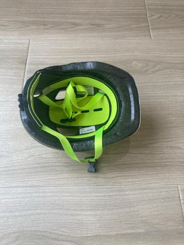 Casco bici niño/a verde lima de la marca BTWIN