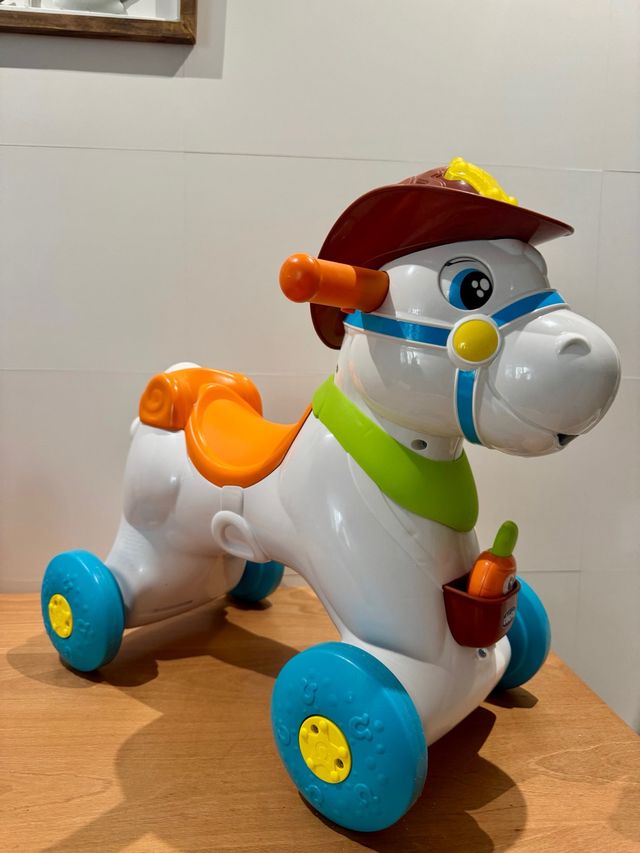 Caballo correpasillos infantil