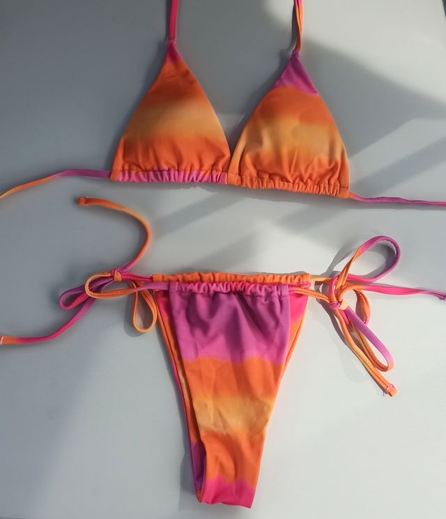 Bikini naranja y rosa