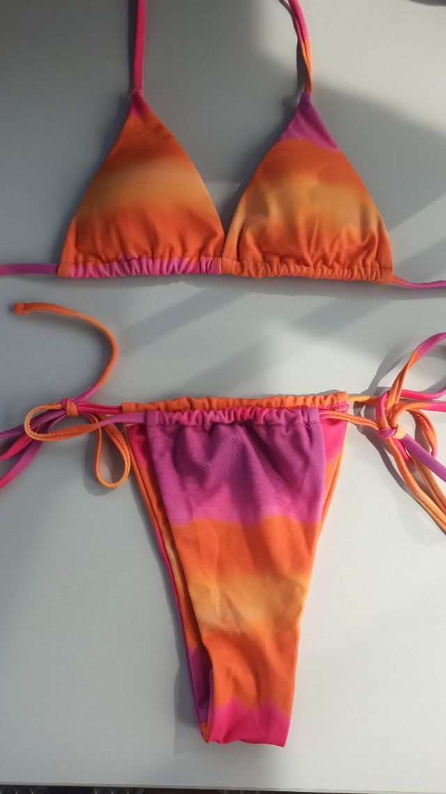 Bikini naranja y rosa