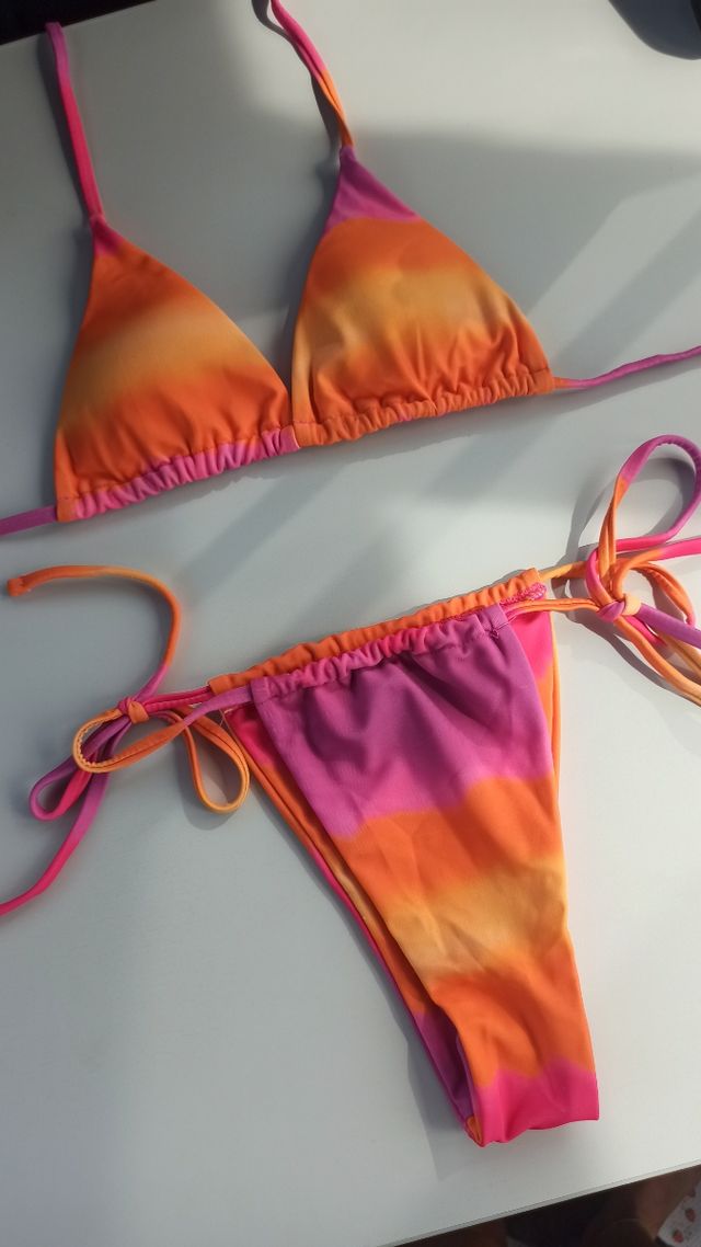 Bikini naranja y rosa