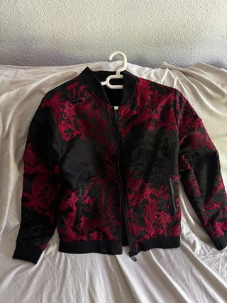 Cazadora bomber roja y negra