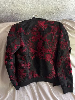 Cazadora bomber roja y negra