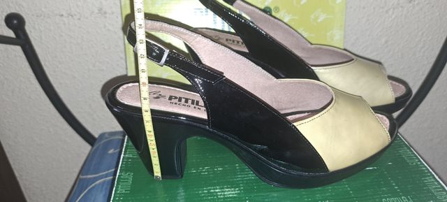 Sandalias Pitillos beige y negras tacón ancho.