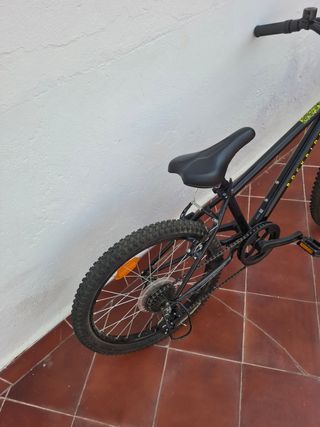La bici per bambini Rockrider 20" nera è come nuova