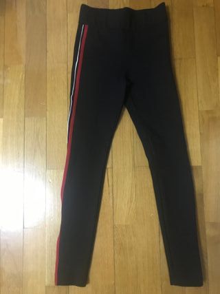 Pantalon negro de zara talla XS con franja roja en