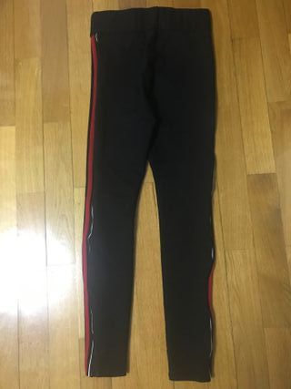Pantalon negro de zara talla XS con franja roja en