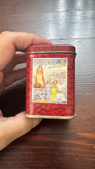 Cajita metálica antigua de coleccionista