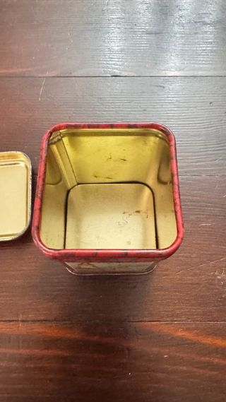 Cajita metálica antigua de coleccionista