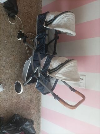 Carrito gemelar de juguete