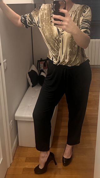 Mono largo con el pantalon negro y la parte de arr