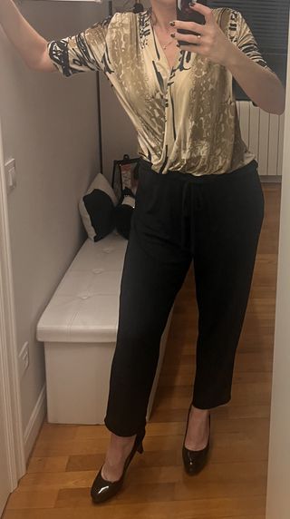 Mono largo con el pantalon negro y la parte de arr