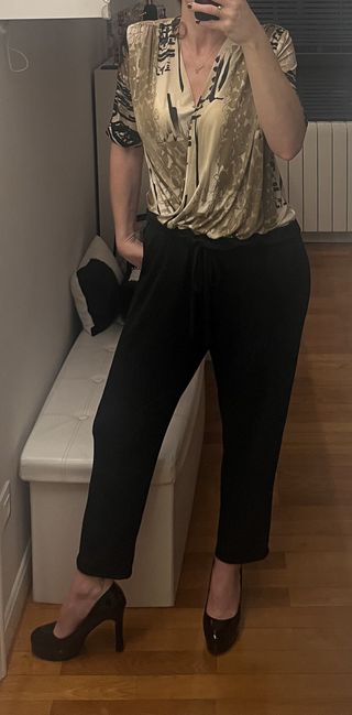 Mono largo con el pantalon negro y la parte de arr