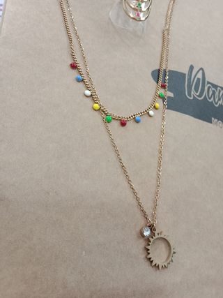 Collar y anillo dorado multicolor