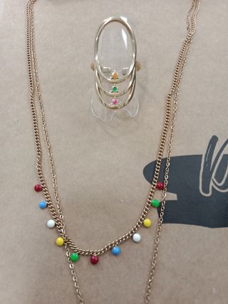 Collar y anillo dorado multicolor