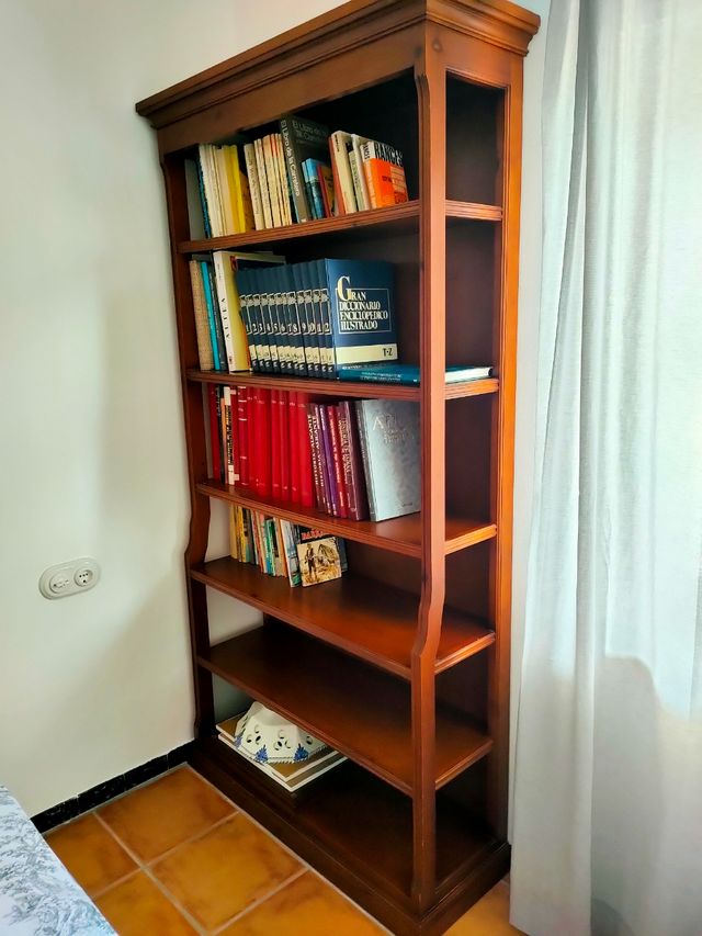 Estantería librería de madera.