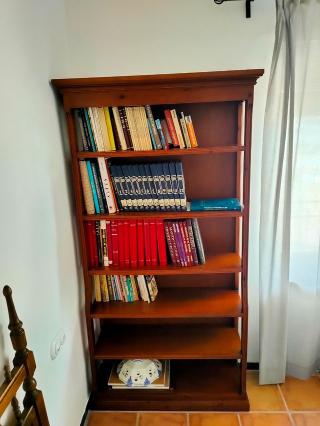 Estantería librería de madera.