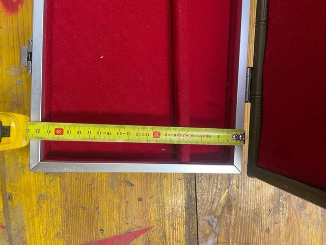 Maletín escopeta: estuche rígido con llave.