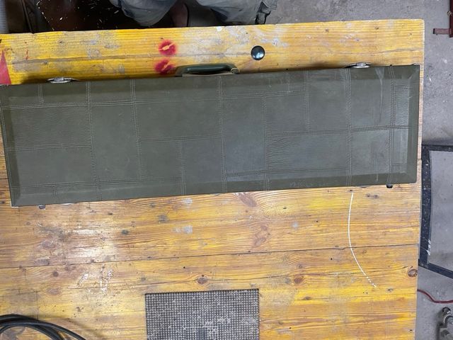 Maletín escopeta: estuche rígido con llave.