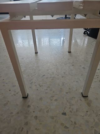 Banco blanco de madera y metal