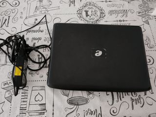 Portátil negro para piezas Le falta disco duro. 