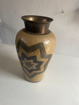 Jarrón latón esmaltado beige