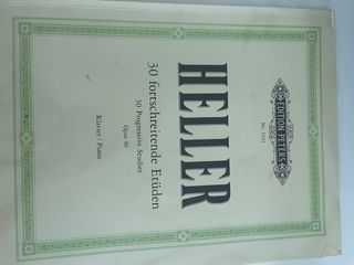 Varios libros de partituras de piano