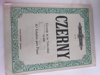 Varios libros de partituras de piano