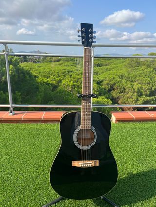 Guitarra acústica negra