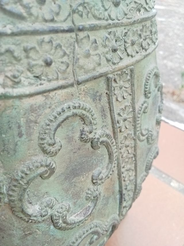 Jarrón bronce antiguo