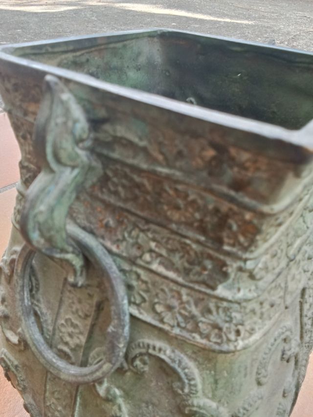 Jarrón bronce antiguo