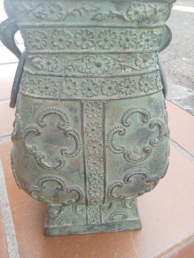 Jarrón bronce antiguo