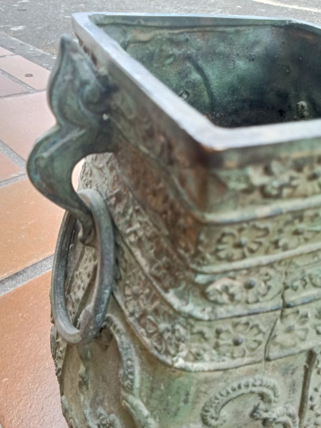 Jarrón bronce antiguo