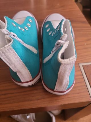 Zapatillas tipo Converse turquesa altas, talla 33