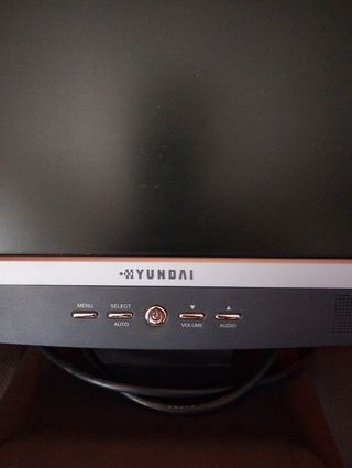 Monitor Hyundai 15" gris y blanco