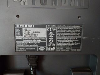 Monitor Hyundai 15" gris y blanco