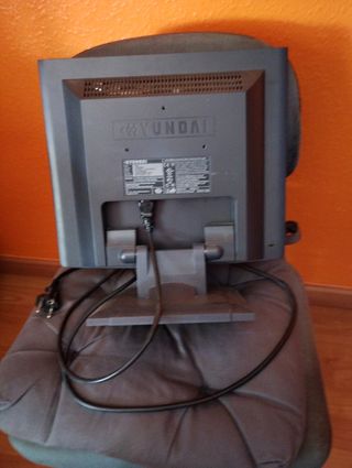 Monitor Hyundai 15" gris y blanco