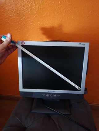 Monitor Hyundai 15" gris y blanco