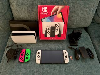 Nintendo Switch OLED Blanca con accesorios.